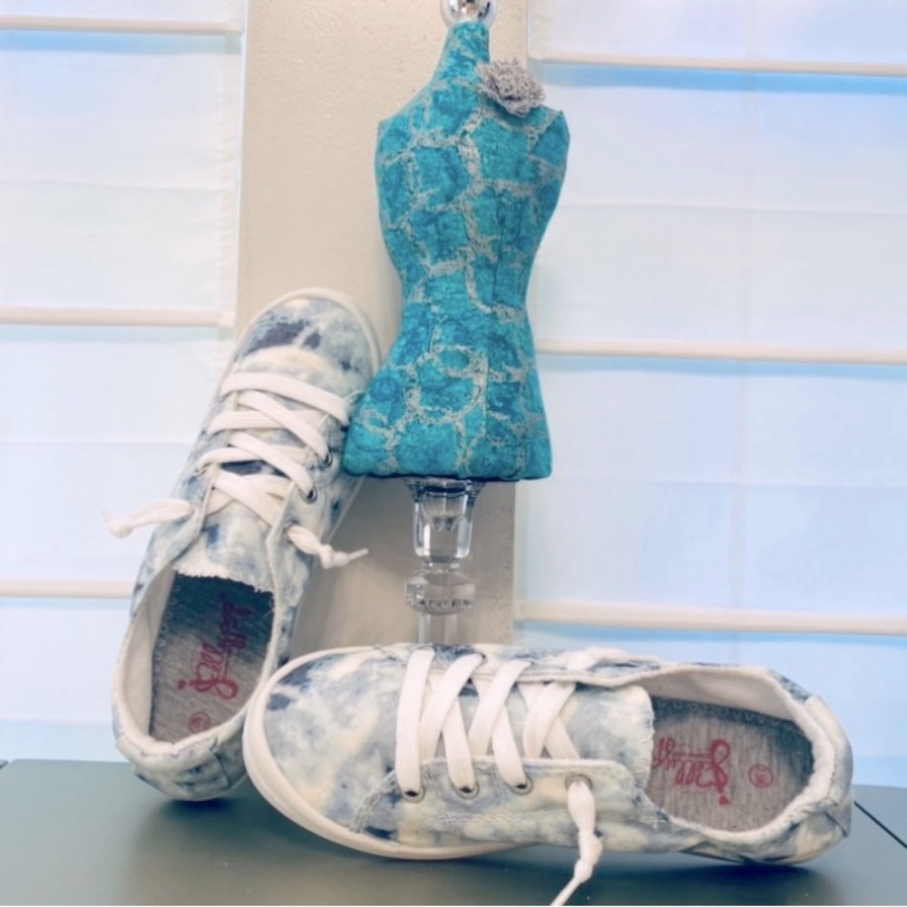 Jellypop Women's Blue and White Tie Dye Look Lace Up Sneakers NWB Size 7…